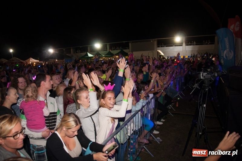 Zdjęcie w galerii na portalu naszraciborz.pl: Koncert Rafała Brzozowskiego zakończył wielkie świętowanie w Kuźni Raciborskiej  wiadomości z regionu