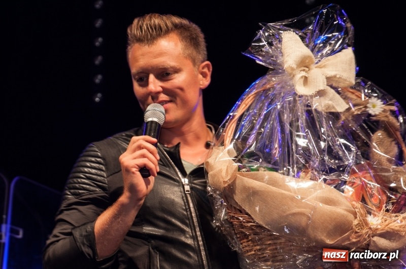 Zdjęcie w galerii na portalu naszraciborz.pl: Koncert Rafała Brzozowskiego zakończył wielkie świętowanie w Kuźni Raciborskiej  wiadomości z regionu
