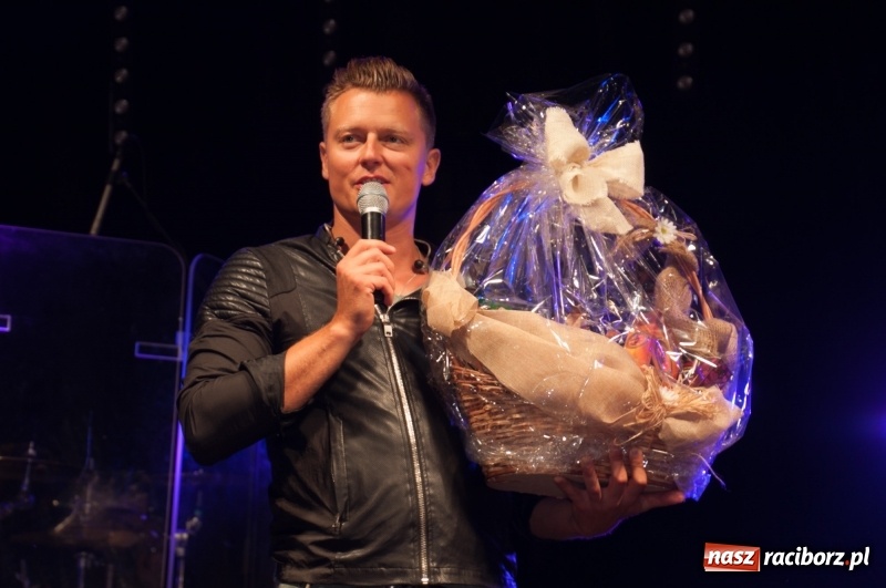 Zdjęcie w galerii na portalu naszraciborz.pl: Koncert Rafała Brzozowskiego zakończył wielkie świętowanie w Kuźni Raciborskiej  wiadomości z regionu
