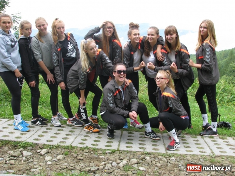 Zdjęcie w galerii na portalu naszraciborz.pl: Przygotowania piłkarek ręcznych pietrowickiego UKS do nowego sezonu wiadomości z regionu