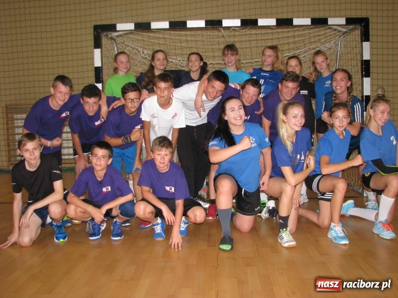 Zdjęcie w galerii na portalu naszraciborz.pl: Przygotowania piłkarek ręcznych pietrowickiego UKS do nowego sezonu wiadomości z regionu