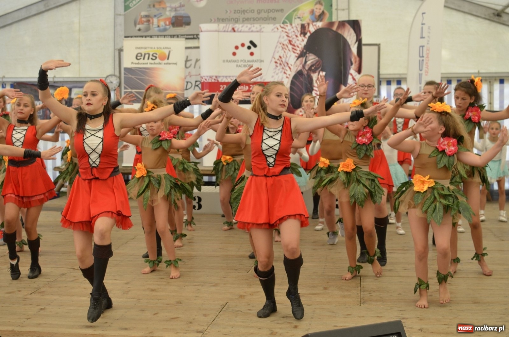 Zdjęcie w galerii na portalu naszraciborz.pl: Rafako Półmaraton Racibórz to nie tylko biegi. W ramach imprezy wystąpiły raciborskie grupy artystyczne wiadomości z regionu