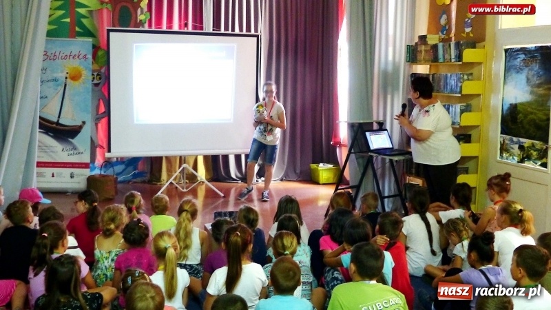Zdjęcie w galerii na portalu naszraciborz.pl: Wyginam śmiało ciało, czyli Dzień Króla Juliana w bibliotece wiadomości z regionu