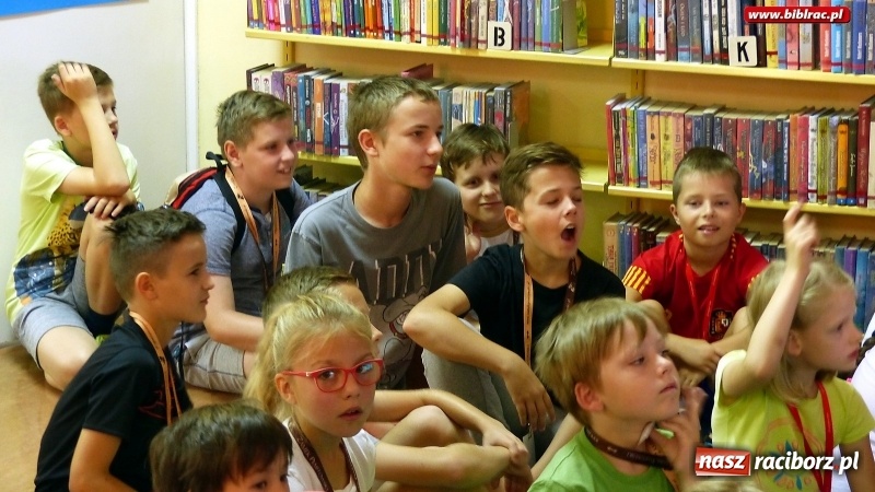 Zdjęcie w galerii na portalu naszraciborz.pl: Wyginam śmiało ciało, czyli Dzień Króla Juliana w bibliotece wiadomości z regionu