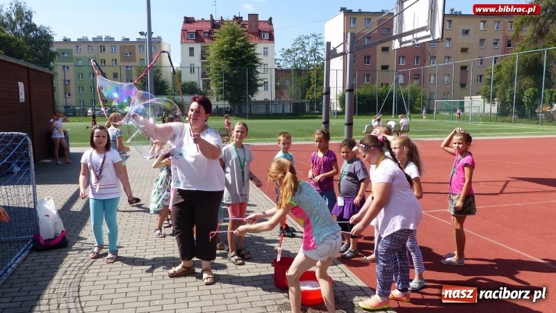Zdjęcie w galerii na portalu naszraciborz.pl: Wyginam śmiało ciało, czyli Dzień Króla Juliana w bibliotece wiadomości z regionu