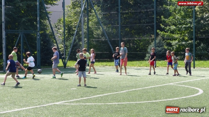 Zdjęcie w galerii na portalu naszraciborz.pl: Wyginam śmiało ciało, czyli Dzień Króla Juliana w bibliotece wiadomości z regionu