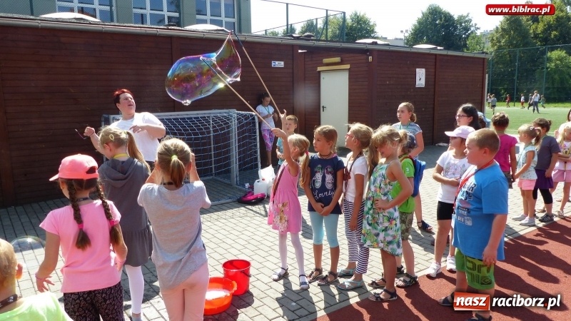 Zdjęcie w galerii na portalu naszraciborz.pl: Wyginam śmiało ciało, czyli Dzień Króla Juliana w bibliotece wiadomości z regionu