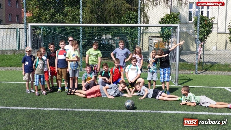 Zdjęcie w galerii na portalu naszraciborz.pl: Wyginam śmiało ciało, czyli Dzień Króla Juliana w bibliotece wiadomości z regionu
