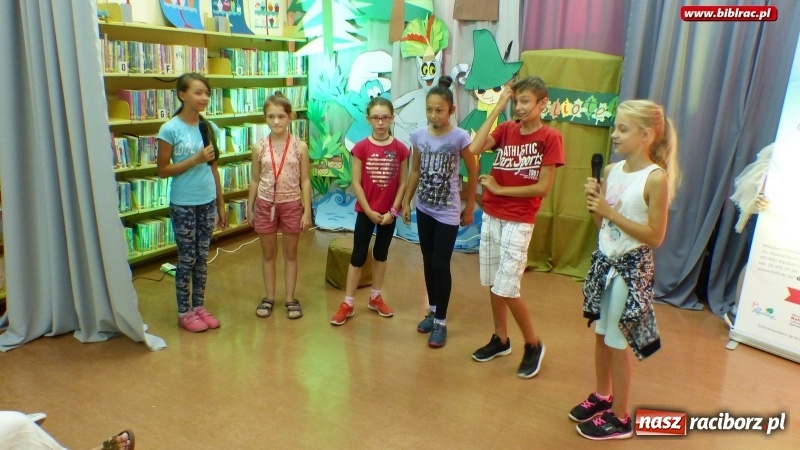 Zdjęcie w galerii na portalu naszraciborz.pl: Wyginam śmiało ciało, czyli Dzień Króla Juliana w bibliotece wiadomości z regionu