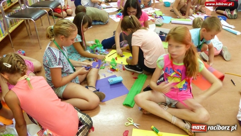 Zdjęcie w galerii na portalu naszraciborz.pl: Wyginam śmiało ciało, czyli Dzień Króla Juliana w bibliotece wiadomości z regionu