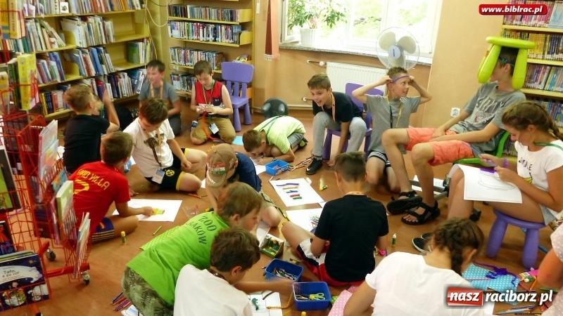 Zdjęcie w galerii na portalu naszraciborz.pl: Wyginam śmiało ciało, czyli Dzień Króla Juliana w bibliotece wiadomości z regionu