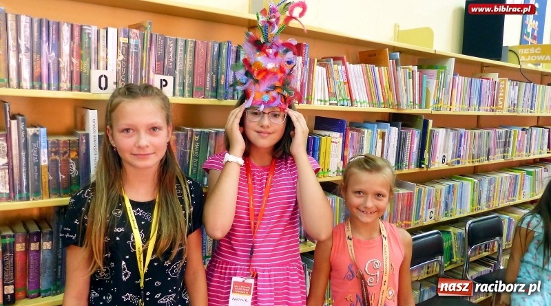 Zdjęcie w galerii na portalu naszraciborz.pl: Wyginam śmiało ciało, czyli Dzień Króla Juliana w bibliotece wiadomości z regionu