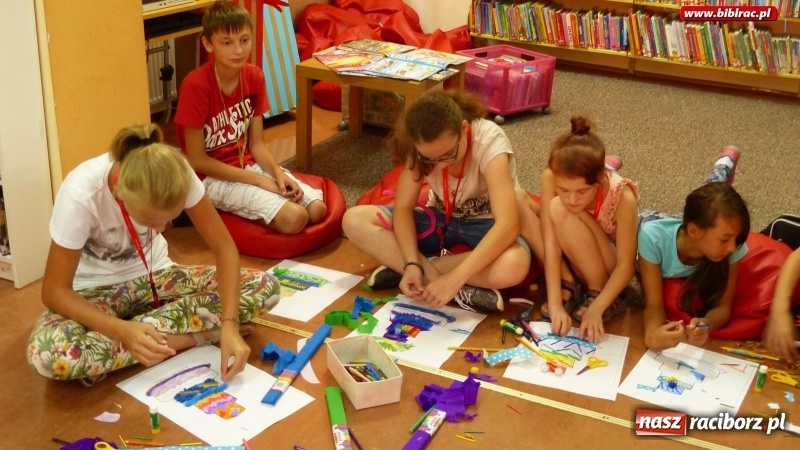 Zdjęcie w galerii na portalu naszraciborz.pl: Wyginam śmiało ciało, czyli Dzień Króla Juliana w bibliotece wiadomości z regionu