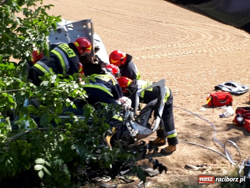 Zdjęcie w galerii na portalu naszraciborz.pl: Tragiczny wypadek na trasie Racibórz - Pietrowice Wielkie na wysokości Żerdzin wiadomości z regionu