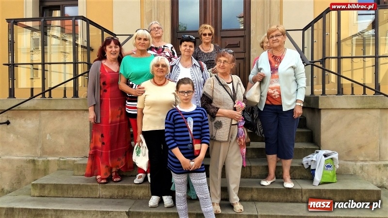 Zdjęcie w galerii na portalu naszraciborz.pl: Ostatnia wakacyjna wycieczka - Klub Przyjaciół Biblioteki na Ostrogu wybrał się do Rud wiadomości z regionu
