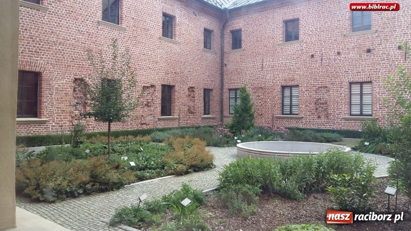 Zdjęcie w galerii na portalu naszraciborz.pl: Ostatnia wakacyjna wycieczka - Klub Przyjaciół Biblioteki na Ostrogu wybrał się do Rud wiadomości z regionu