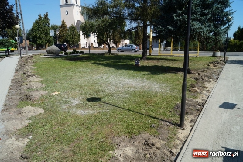 Zdjęcie w galerii na portalu naszraciborz.pl: W Nędzy remontują skwer im. Ernesta Chroboczka wiadomości z regionu