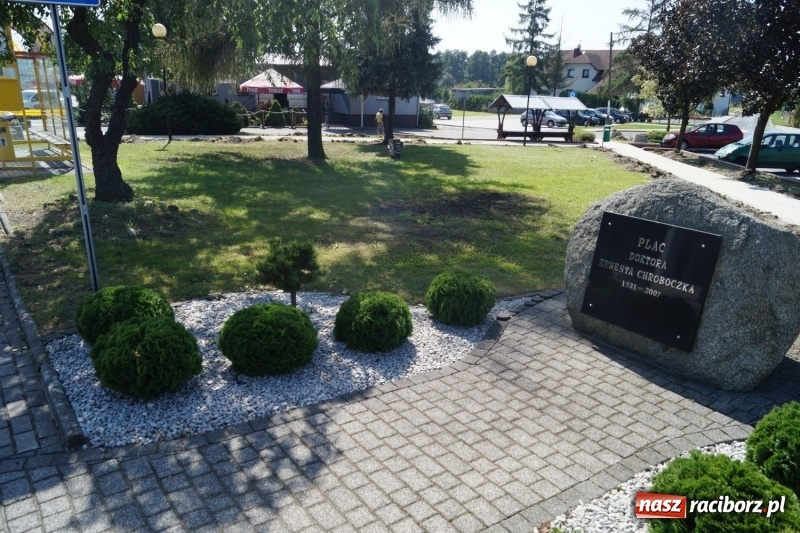 Zdjęcie w galerii na portalu naszraciborz.pl: W Nędzy remontują skwer im. Ernesta Chroboczka wiadomości z regionu