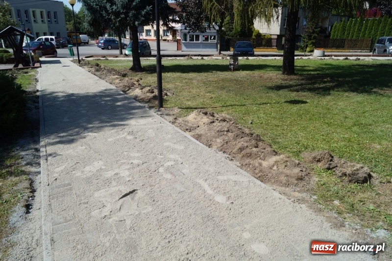 Zdjęcie w galerii na portalu naszraciborz.pl: W Nędzy remontują skwer im. Ernesta Chroboczka wiadomości z regionu