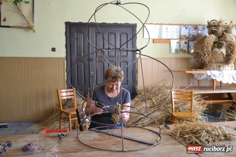 Zdjęcie w galerii na portalu naszraciborz.pl: Zrób to sam, czyli tworzenie korony dożynkowej krok po kroku!  wiadomości z regionu
