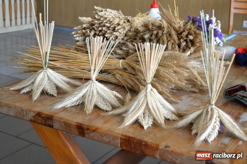 Zdjęcie w galerii na portalu naszraciborz.pl: Zrób to sam, czyli tworzenie korony dożynkowej krok po kroku!  wiadomości z regionu