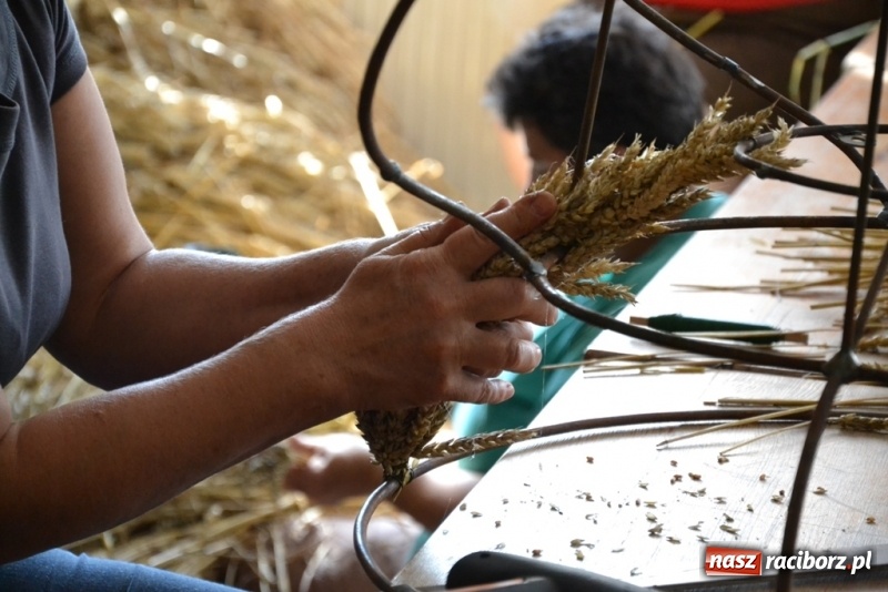 Zdjęcie w galerii na portalu naszraciborz.pl: Zrób to sam, czyli tworzenie korony dożynkowej krok po kroku!  wiadomości z regionu