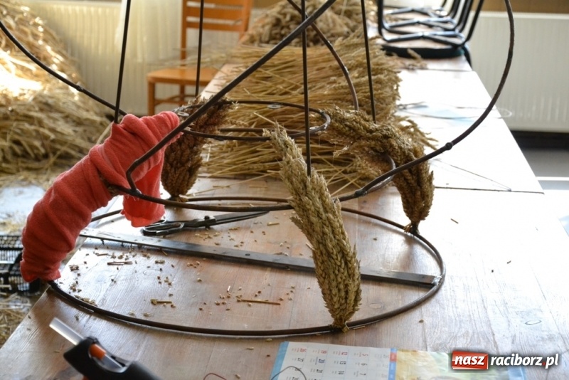 Zdjęcie w galerii na portalu naszraciborz.pl: Zrób to sam, czyli tworzenie korony dożynkowej krok po kroku!  wiadomości z regionu
