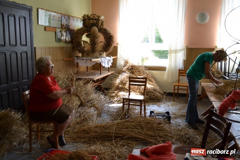 Zdjęcie w galerii na portalu naszraciborz.pl: Zrób to sam, czyli tworzenie korony dożynkowej krok po kroku!  wiadomości z regionu