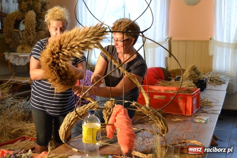 Zdjęcie w galerii na portalu naszraciborz.pl: Zrób to sam, czyli tworzenie korony dożynkowej krok po kroku!  wiadomości z regionu