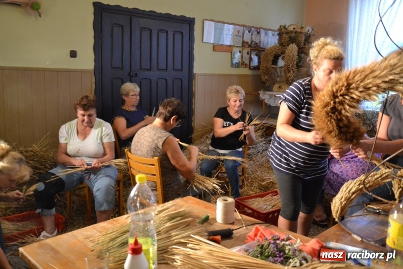 Zdjęcie w galerii na portalu naszraciborz.pl: Zrób to sam, czyli tworzenie korony dożynkowej krok po kroku!  wiadomości z regionu