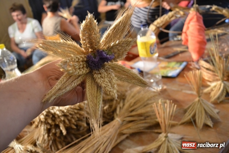 Zdjęcie w galerii na portalu naszraciborz.pl: Zrób to sam, czyli tworzenie korony dożynkowej krok po kroku!  wiadomości z regionu