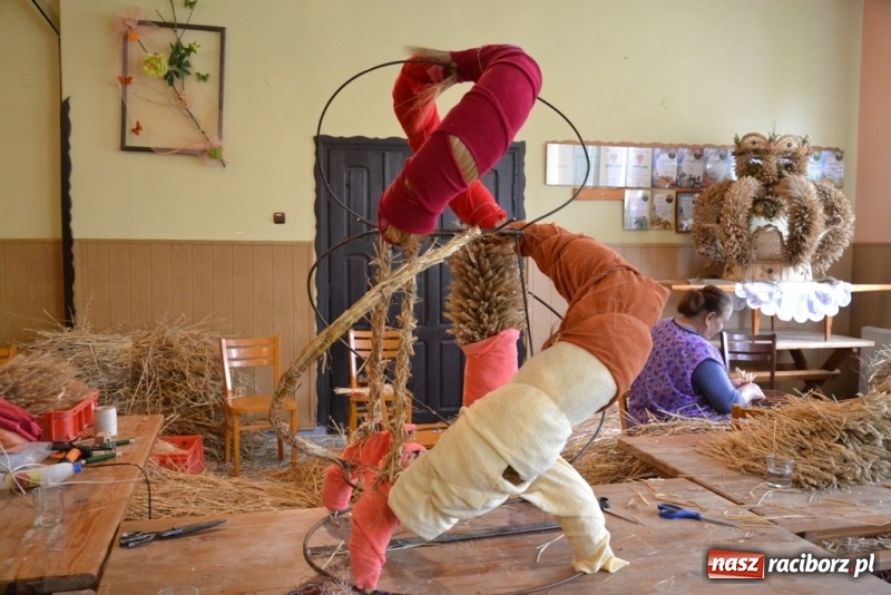Zdjęcie w galerii na portalu naszraciborz.pl: Zrób to sam, czyli tworzenie korony dożynkowej krok po kroku!  wiadomości z regionu