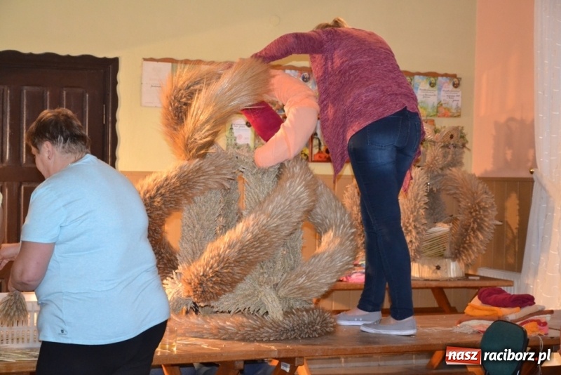 Zdjęcie w galerii na portalu naszraciborz.pl: Zrób to sam, czyli tworzenie korony dożynkowej krok po kroku!  wiadomości z regionu