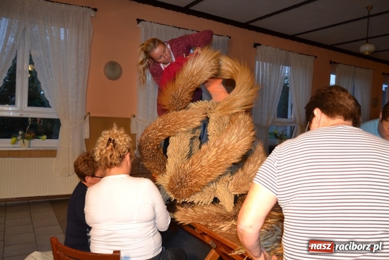 Zdjęcie w galerii na portalu naszraciborz.pl: Zrób to sam, czyli tworzenie korony dożynkowej krok po kroku!  wiadomości z regionu