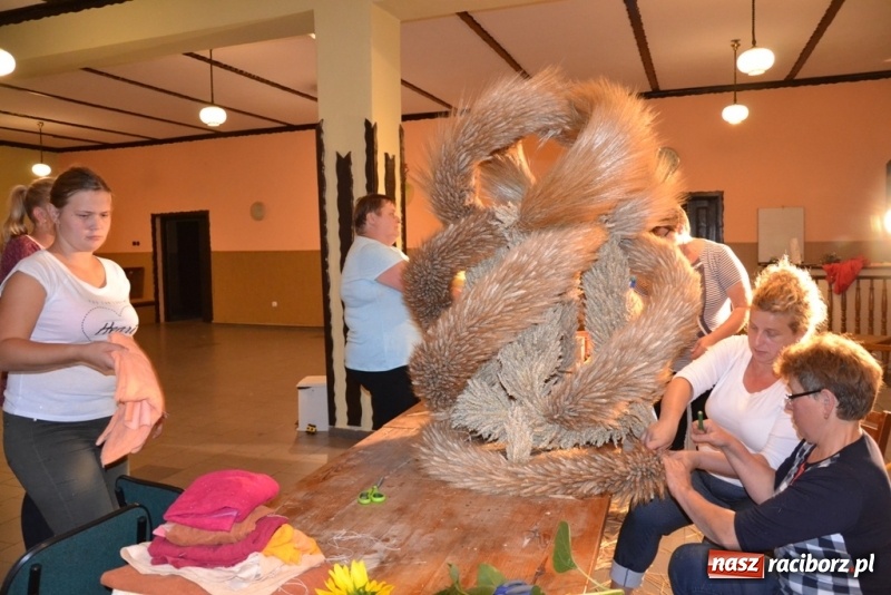 Zdjęcie w galerii na portalu naszraciborz.pl: Zrób to sam, czyli tworzenie korony dożynkowej krok po kroku!  wiadomości z regionu