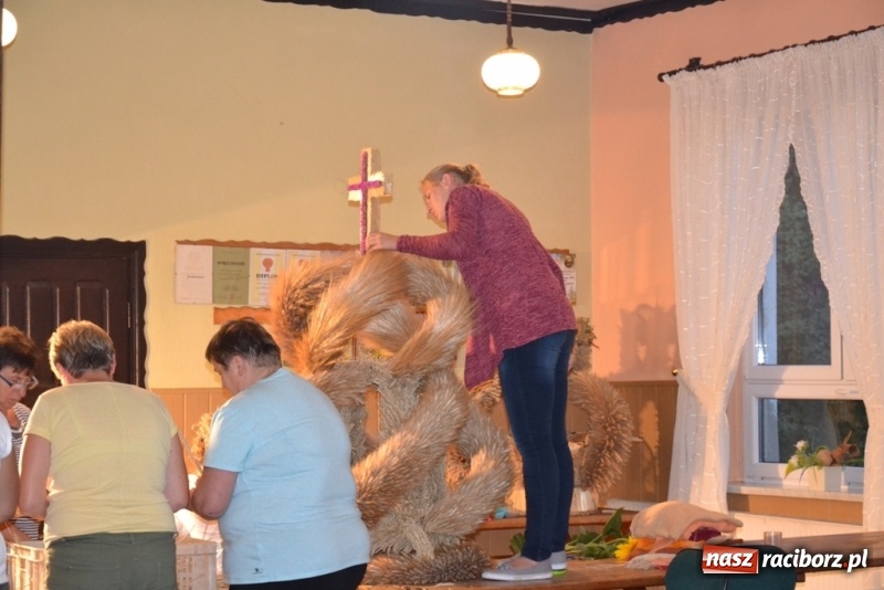 Zdjęcie w galerii na portalu naszraciborz.pl: Zrób to sam, czyli tworzenie korony dożynkowej krok po kroku!  wiadomości z regionu