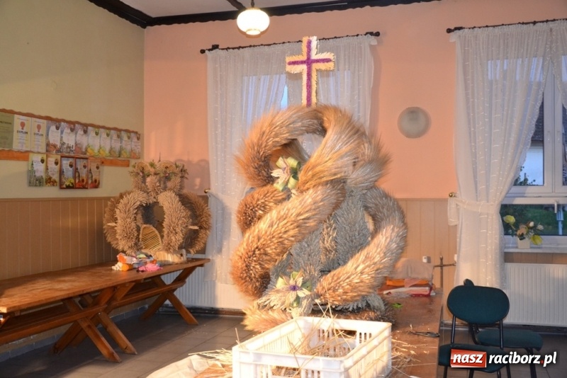 Zdjęcie w galerii na portalu naszraciborz.pl: Zrób to sam, czyli tworzenie korony dożynkowej krok po kroku!  wiadomości z regionu