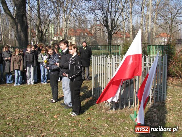 Zdjęcie w galerii na portalu naszraciborz.pl: Uczniowie obchodzili 70 rocznicę zbrodni katyńskiej wiadomości z regionu