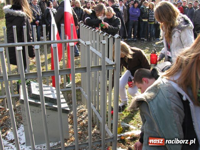 Zdjęcie w galerii na portalu naszraciborz.pl: Uczniowie obchodzili 70 rocznicę zbrodni katyńskiej wiadomości z regionu