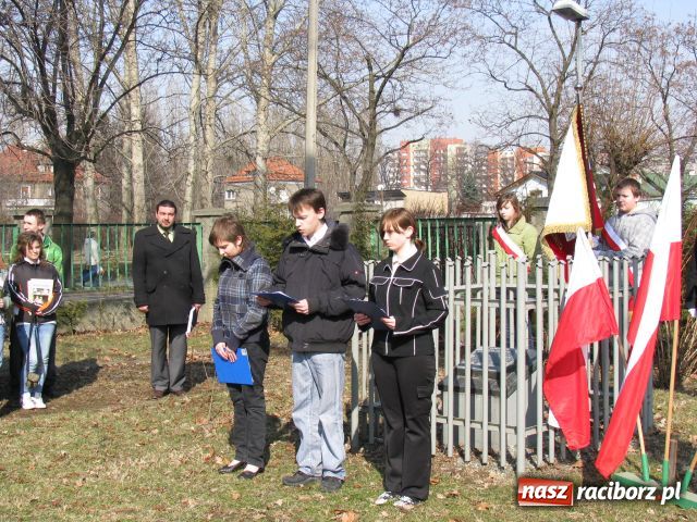 Zdjęcie w galerii na portalu naszraciborz.pl: Uczniowie obchodzili 70 rocznicę zbrodni katyńskiej wiadomości z regionu