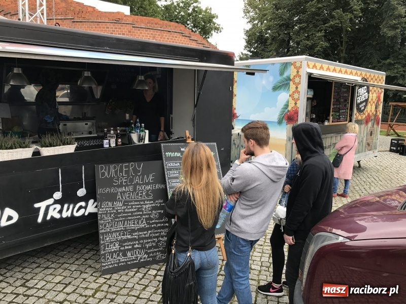 Zdjęcie w galerii na portalu naszraciborz.pl: Food trucki znów zajechały na raciborski zamek  wiadomości z regionu