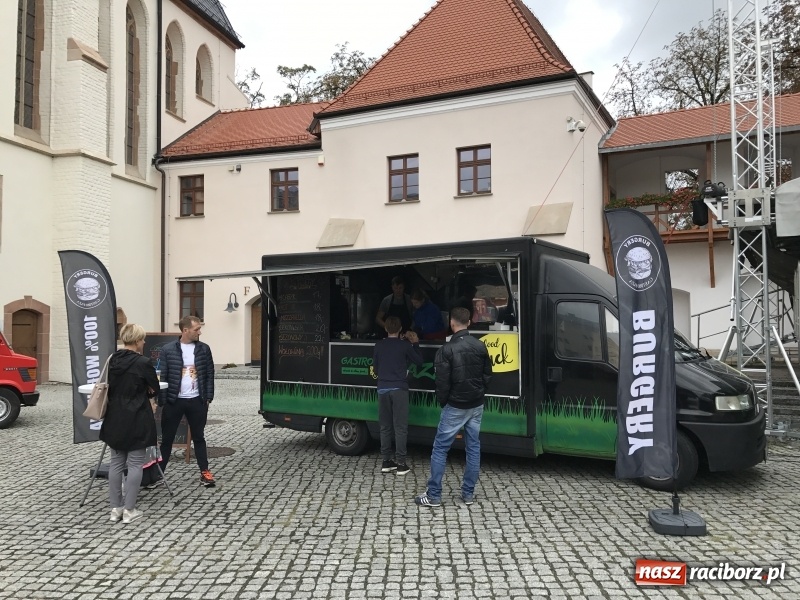Zdjęcie w galerii na portalu naszraciborz.pl: Food trucki znów zajechały na raciborski zamek  wiadomości z regionu