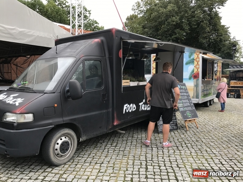 Zdjęcie w galerii na portalu naszraciborz.pl: Food trucki znów zajechały na raciborski zamek  wiadomości z regionu