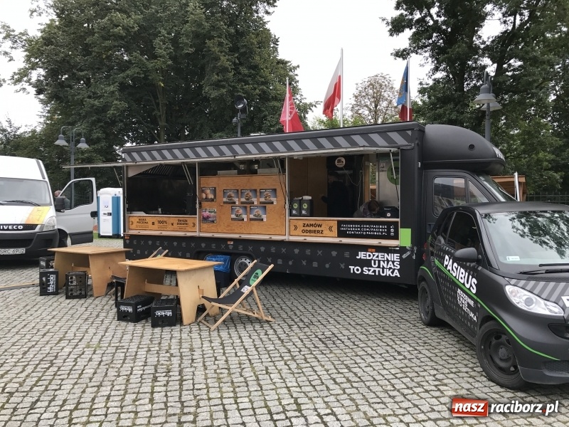 Zdjęcie w galerii na portalu naszraciborz.pl: Food trucki znów zajechały na raciborski zamek  wiadomości z regionu