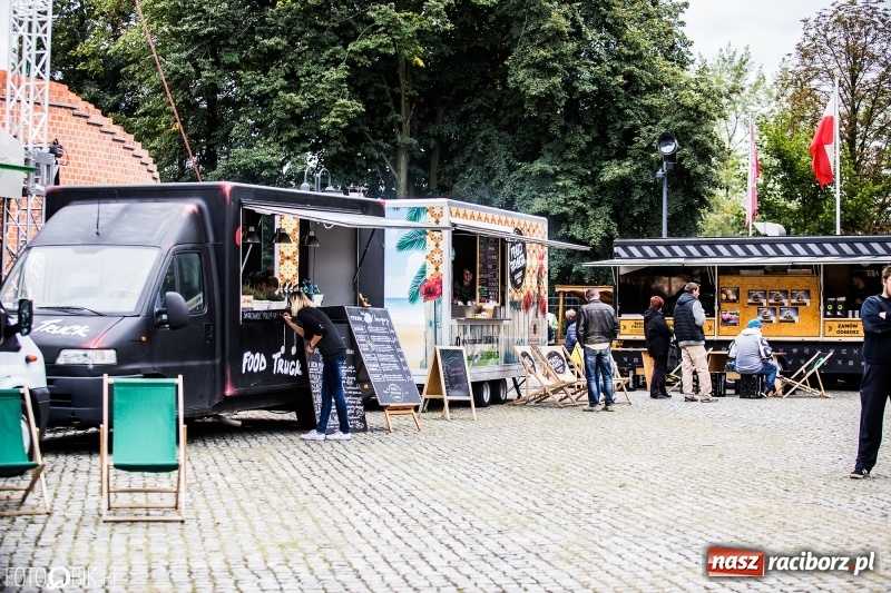 Zdjęcie w galerii na portalu naszraciborz.pl: Food trucki znów zajechały na raciborski zamek  wiadomości z regionu