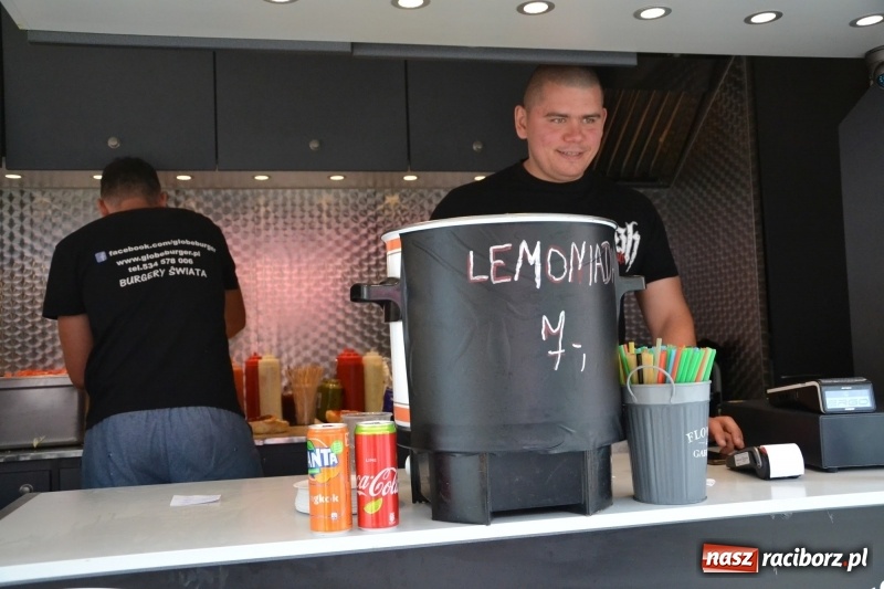 Zdjęcie w galerii na portalu naszraciborz.pl: Food trucki znów zajechały na raciborski zamek  wiadomości z regionu