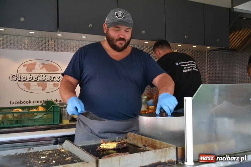 Zdjęcie w galerii na portalu naszraciborz.pl: Food trucki znów zajechały na raciborski zamek  wiadomości z regionu