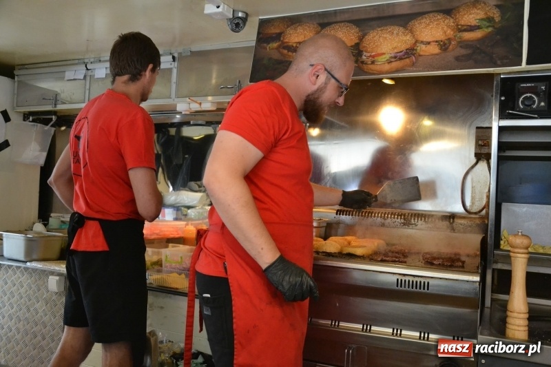 Zdjęcie w galerii na portalu naszraciborz.pl: Food trucki znów zajechały na raciborski zamek  wiadomości z regionu