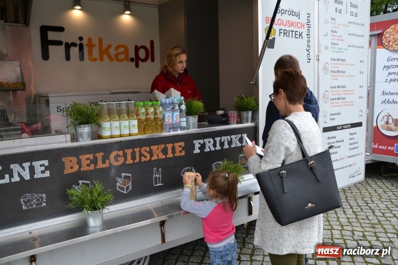 Zdjęcie w galerii na portalu naszraciborz.pl: Food trucki znów zajechały na raciborski zamek  wiadomości z regionu