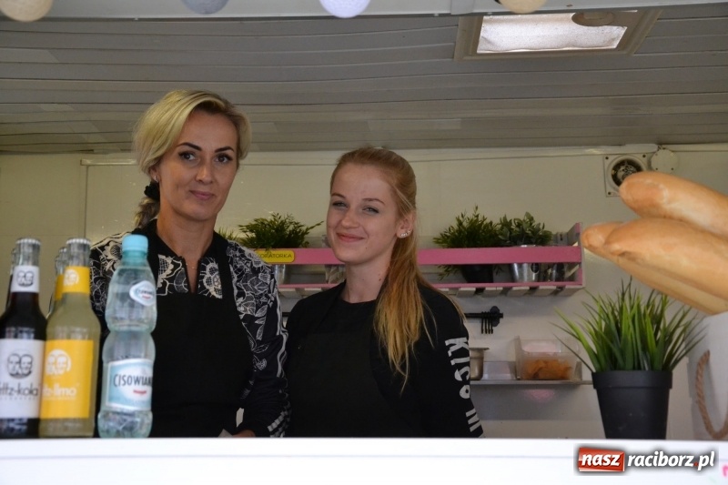 Zdjęcie w galerii na portalu naszraciborz.pl: Food trucki znów zajechały na raciborski zamek  wiadomości z regionu